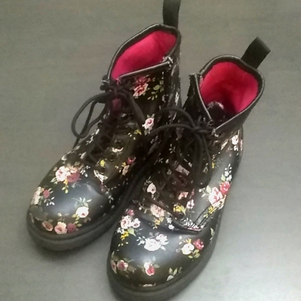Cherokee Lace Up Boots